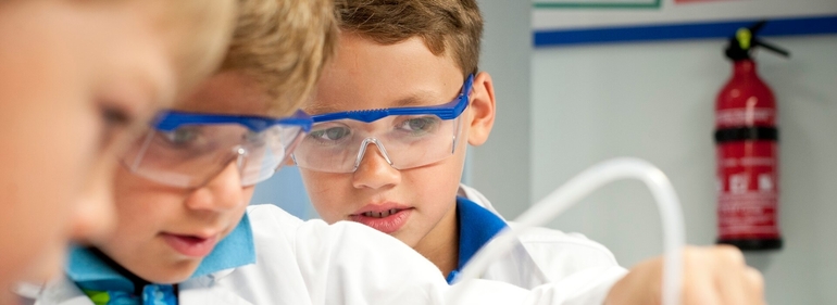 Drei Kinder bei mit Laborkittel und Schutzbrille im Labor, MINT-Bildung MINT hub 3